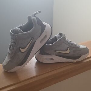 Nike Kids Sneakers in Light Gray and White